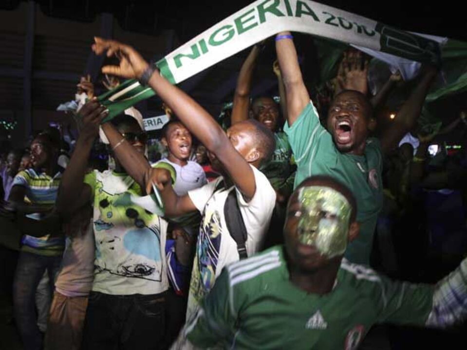 Seleção nigeriana recebida em euforia