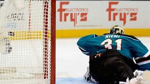 NHL: Blackhawks vencem duelo escaldante do Oeste