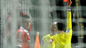 Cardozo volta a cair na tentação