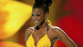 Jogador da NFL pede Leila Lopes em casamento