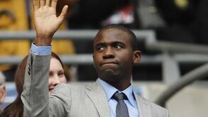 Muamba vai entregar Taça da Liga inglesa