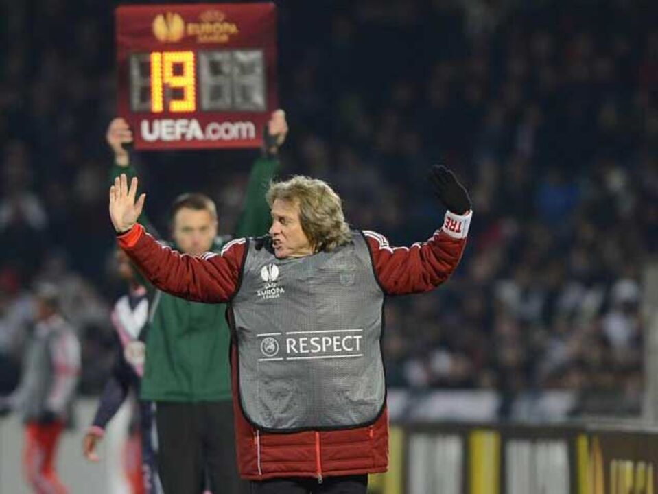 Técnico colocou colete verde