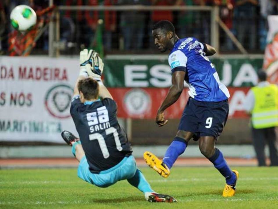 Francês inspirado atrasa o campeão