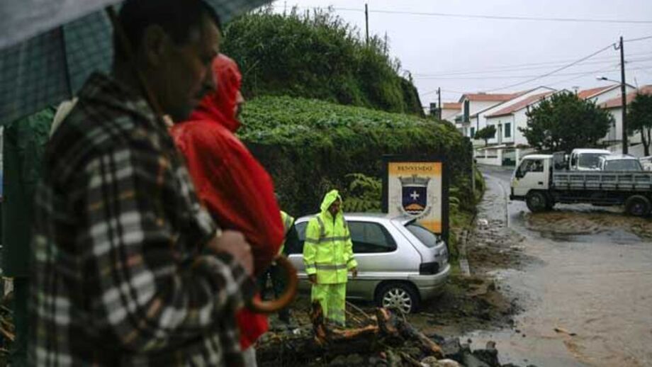 Mau tempo nos Açores prolonga-se até segunda-feira