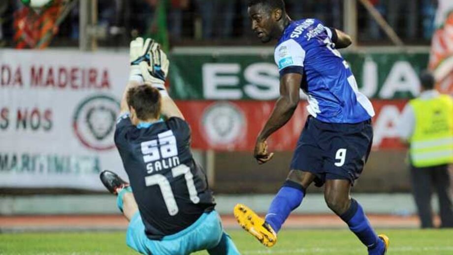 Francês inspirado atrasa o campeão