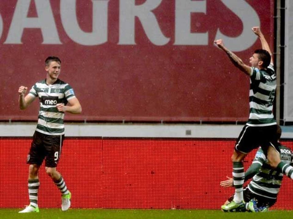 Hat-trick deixa leões na rota da Europa