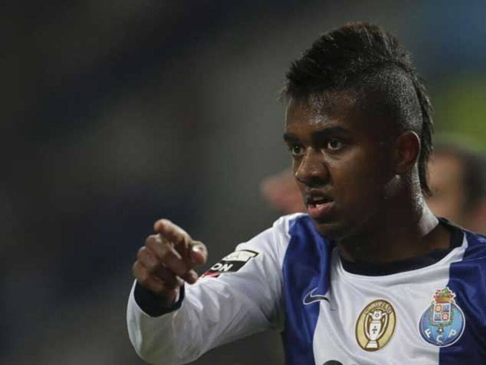 Suplente mantém dragões na corrida