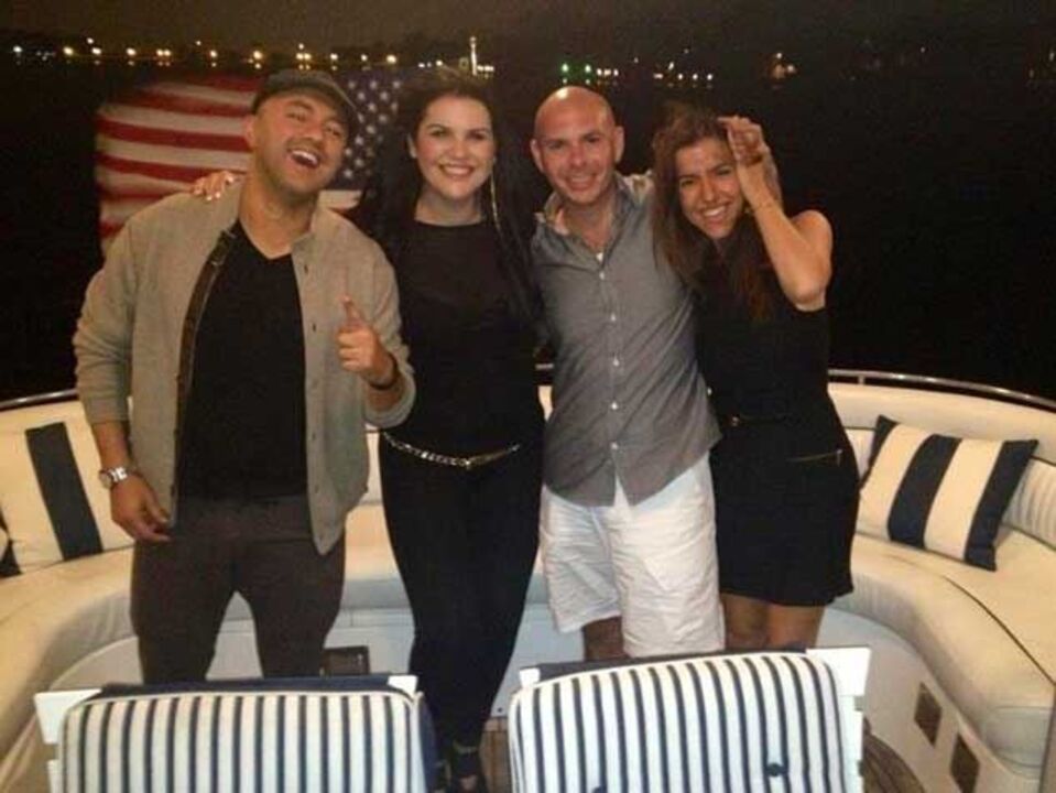 Katia Aveiro janta com o cantor Pitbull