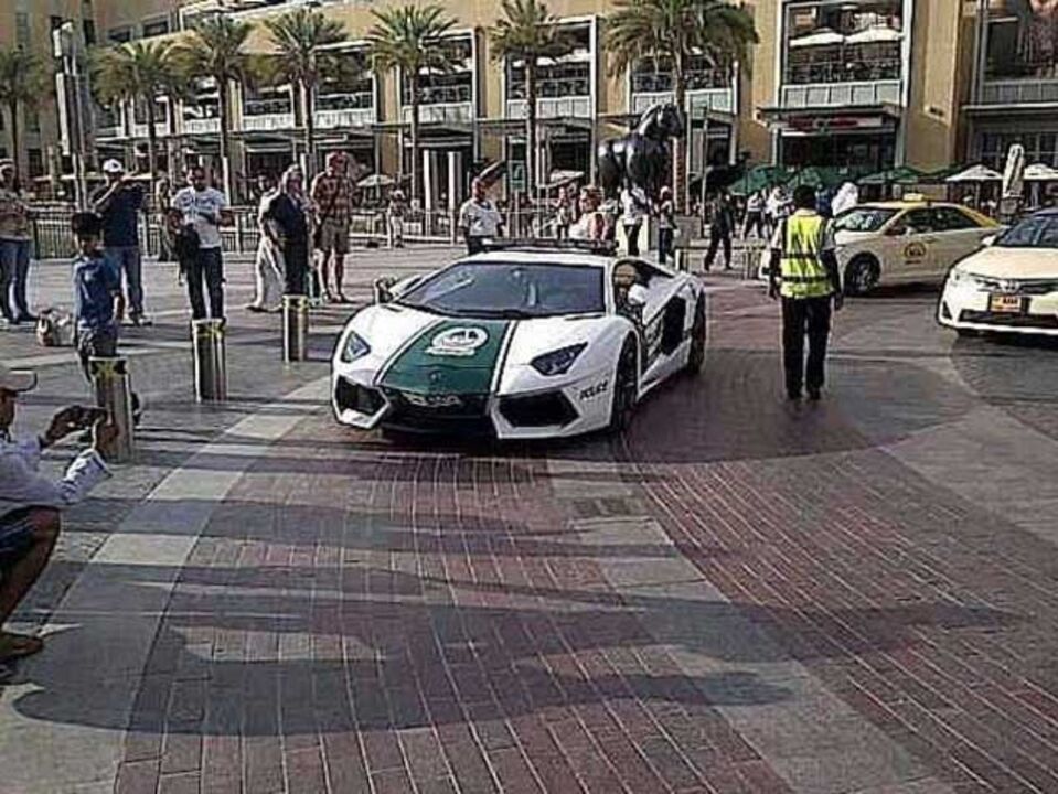 Lamborghini Aventador reforça polícia do Dubai
