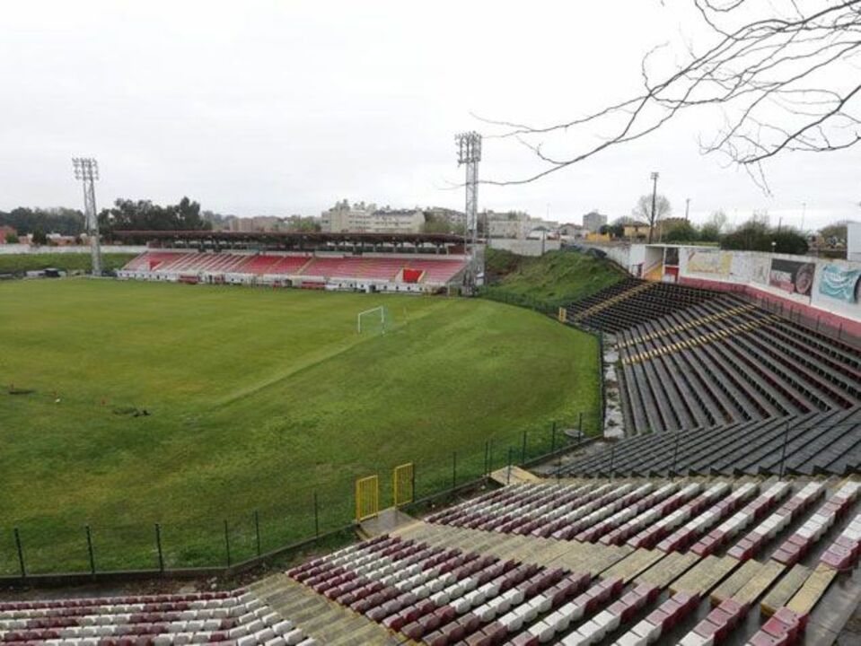 CM Matosinhos diz que bancada fora do estádio do Leixões é "protesto criativo"