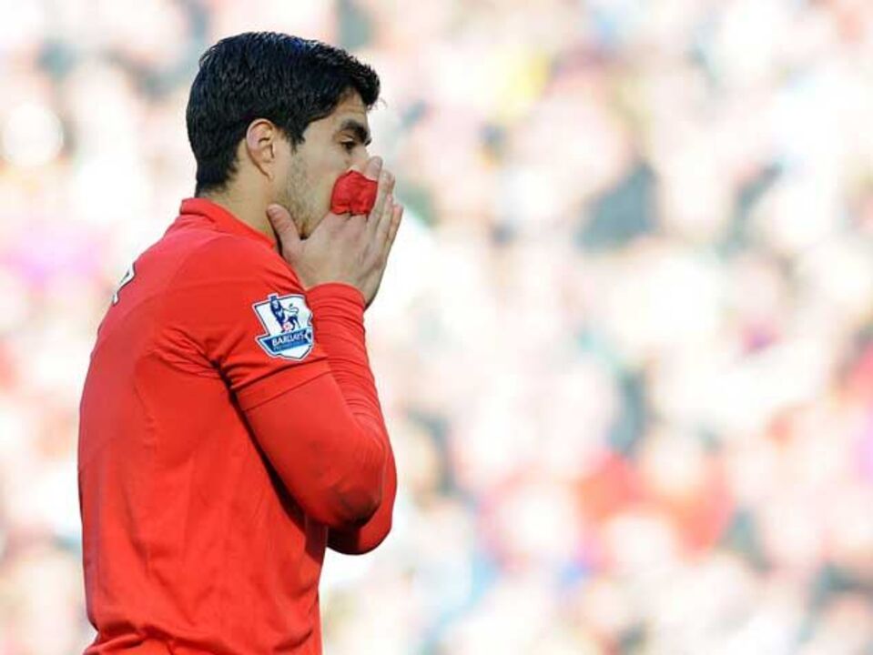 Liverpool multa Suárez por ter mordido o braço de Ivanovic