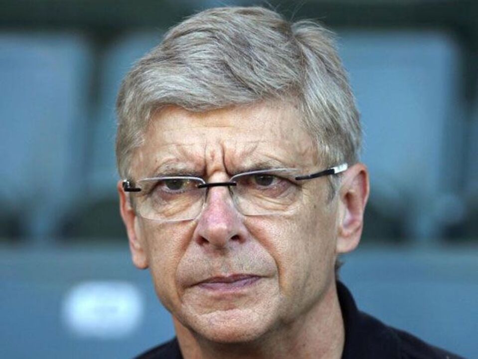 Wenger: «Situação de Van Persie lembrou-me uma mulher sem filhos aos 39 anos»