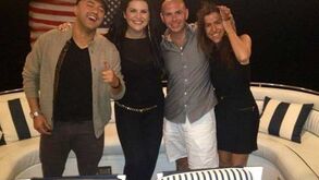 Katia Aveiro janta com o cantor Pitbull