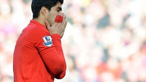Liverpool multa Suárez por ter mordido o braço de Ivanovic