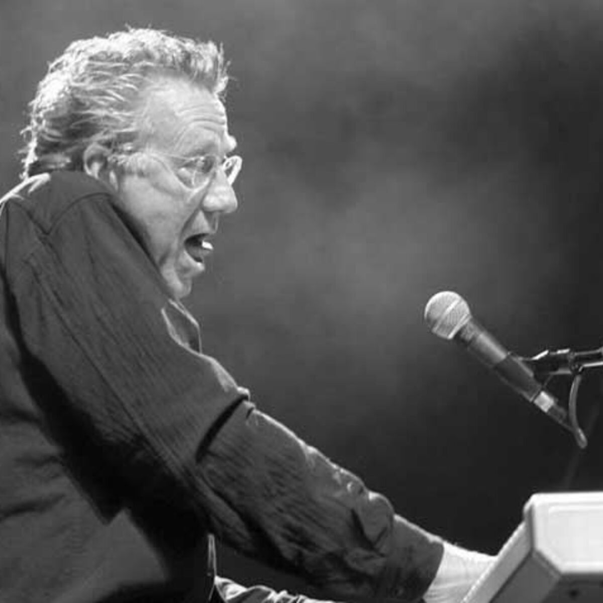 Morreu o fundador e teclista dos Doors Ray Manzarek