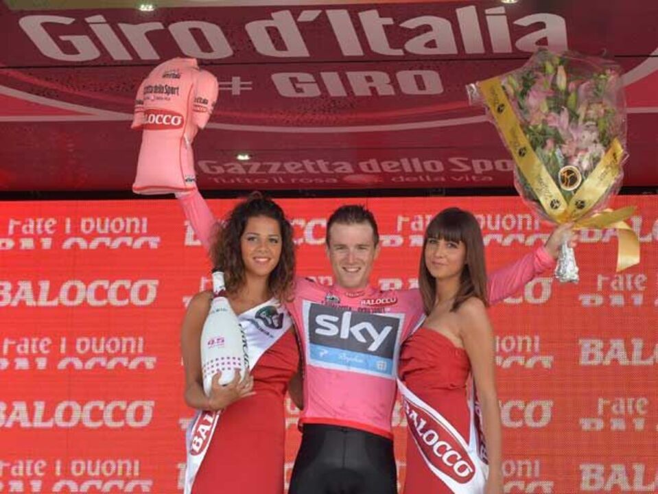 Puccio de rosa após vitória da Sky