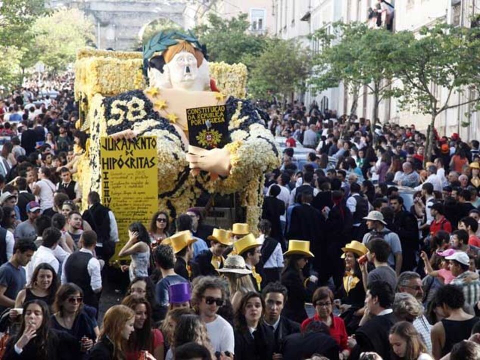 Críticas à austeridade no cortejo da "Queima" de Coimbra