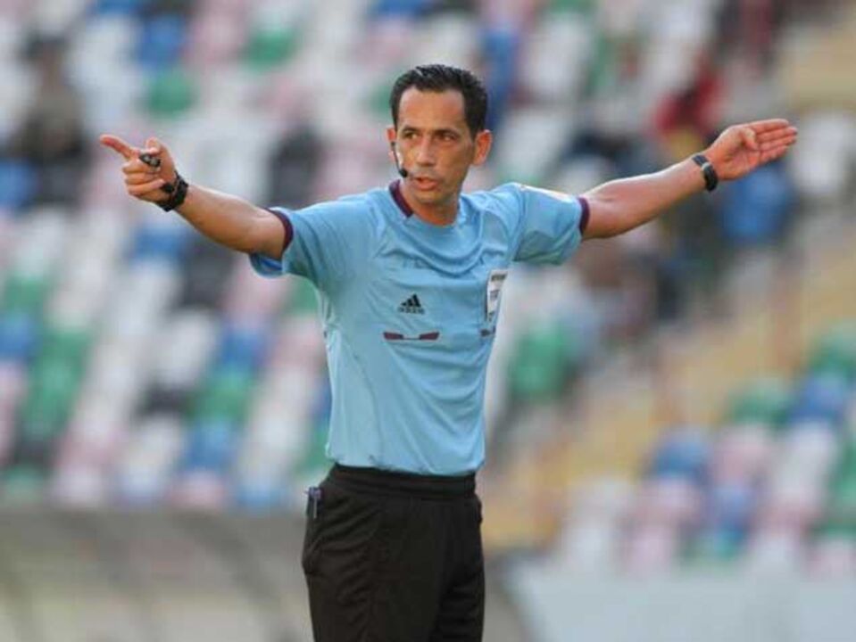 Pedro Proença num lote restrito