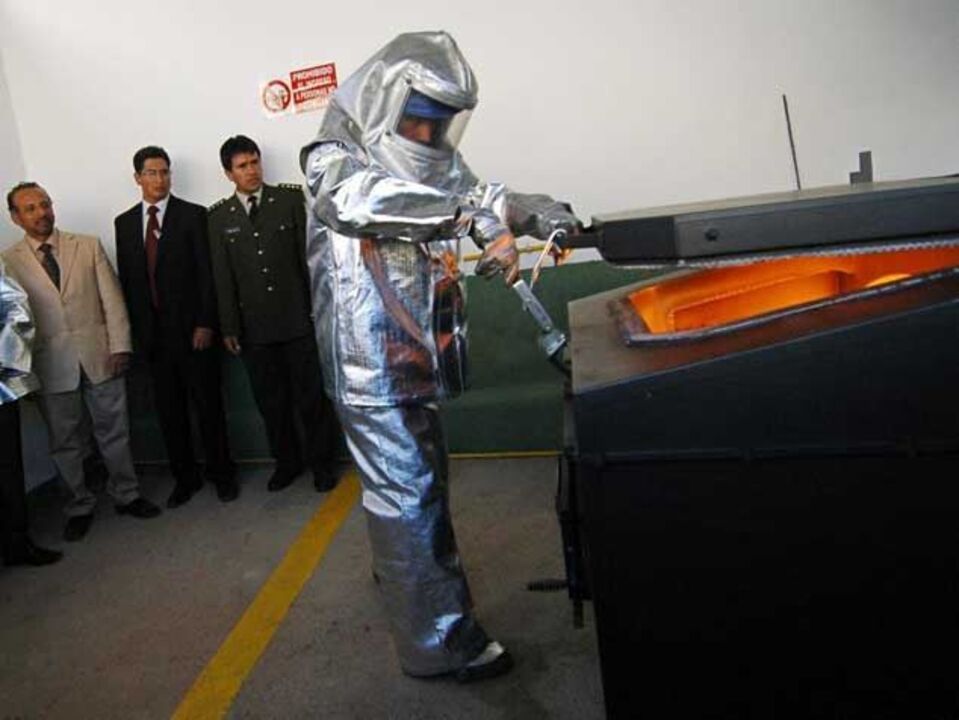 Bolívia inaugura forno para queimar droga