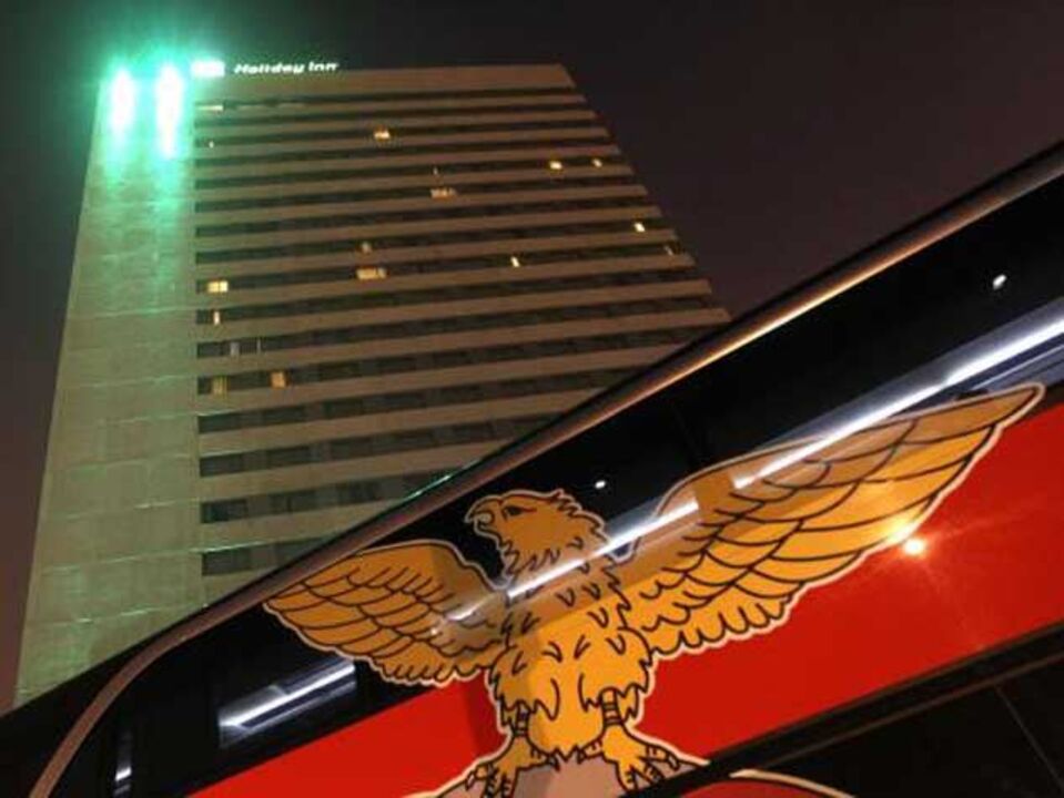 Petardos e fogo-de-artifício junto ao hotel encarnado