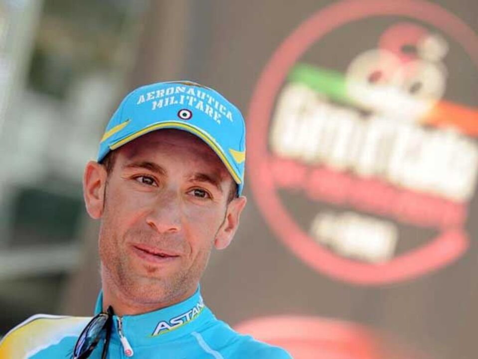 Nibali veste camisola rosa após contrarrelógio