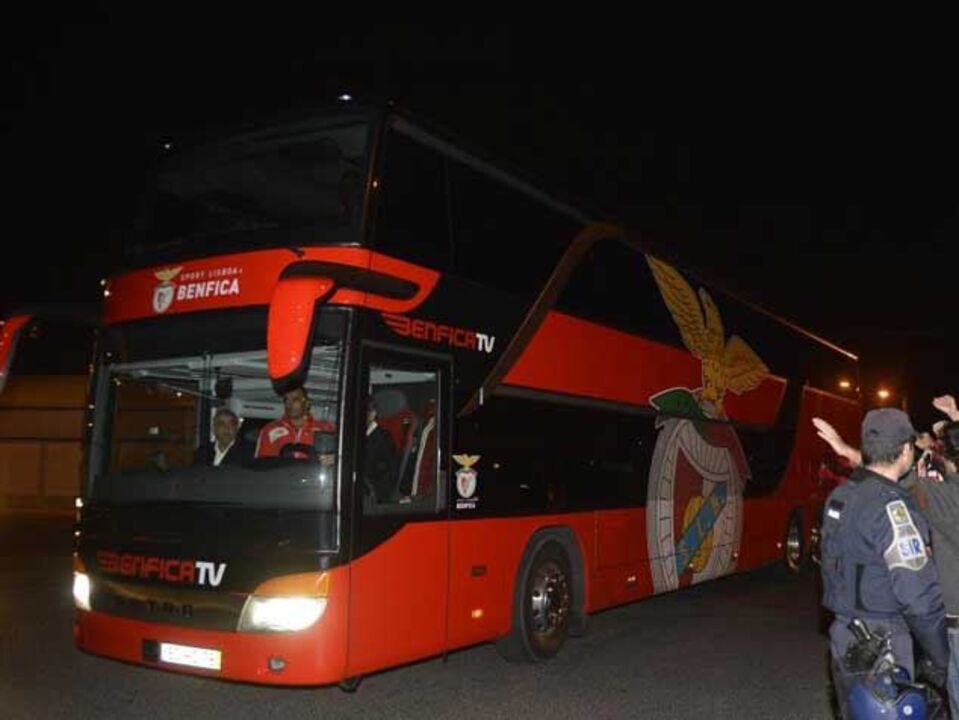 Adeptos recebem equipa com hino do clube
