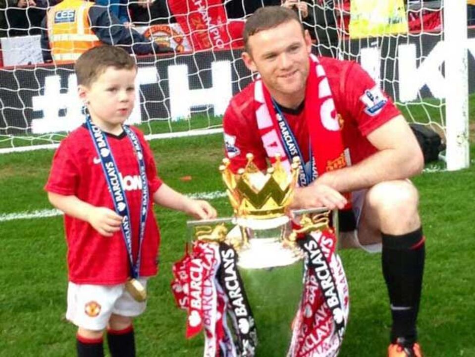 Wayne Rooney celebra título com filho Kai