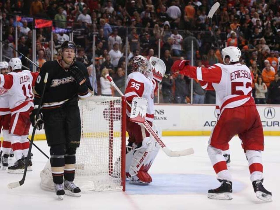 NHL: Detroit segue para as "meias"