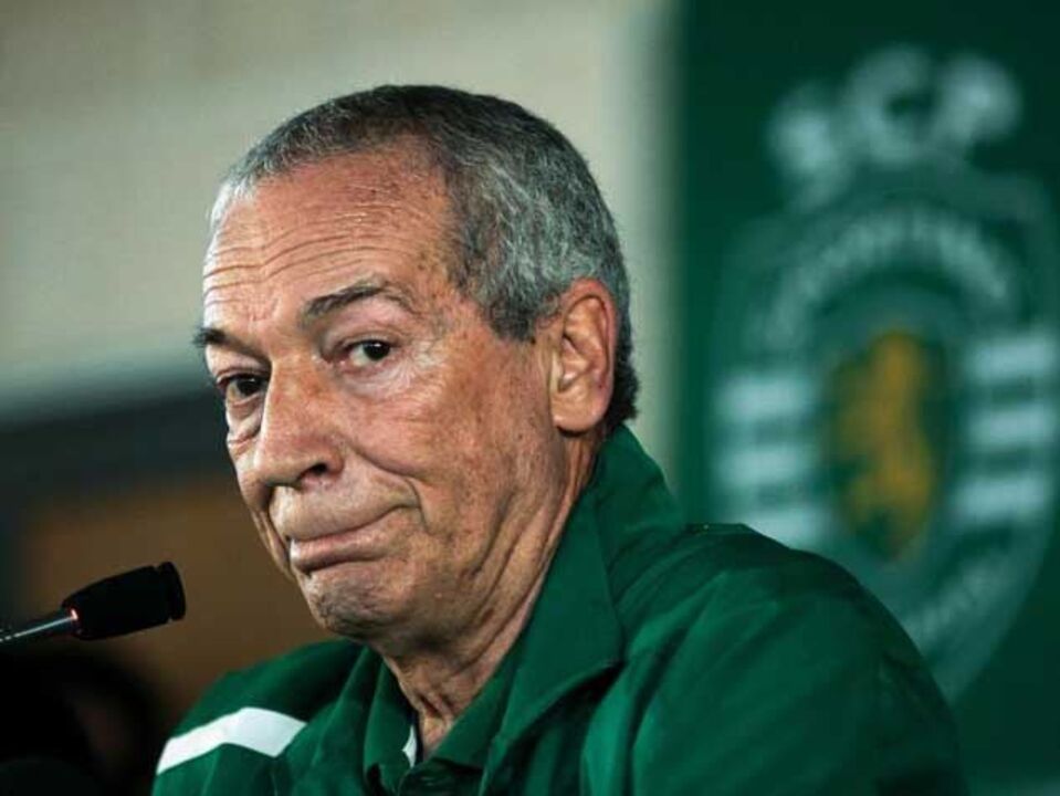 Técnico e jogadores sem contacto na Academia