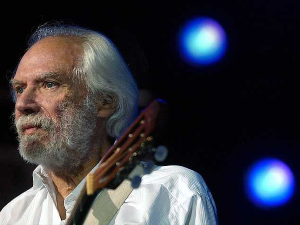 Morreu o cantor francês Georges Moustaki 
