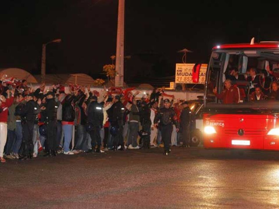 Adeptos contestam a equipa na Luz