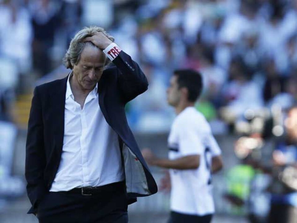 Jesus fechado em casa a pensar no futuro