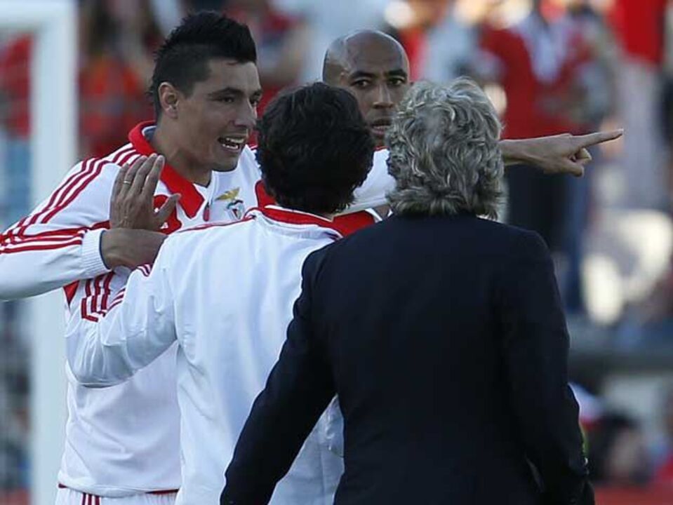 Mão pesada para Cardozo