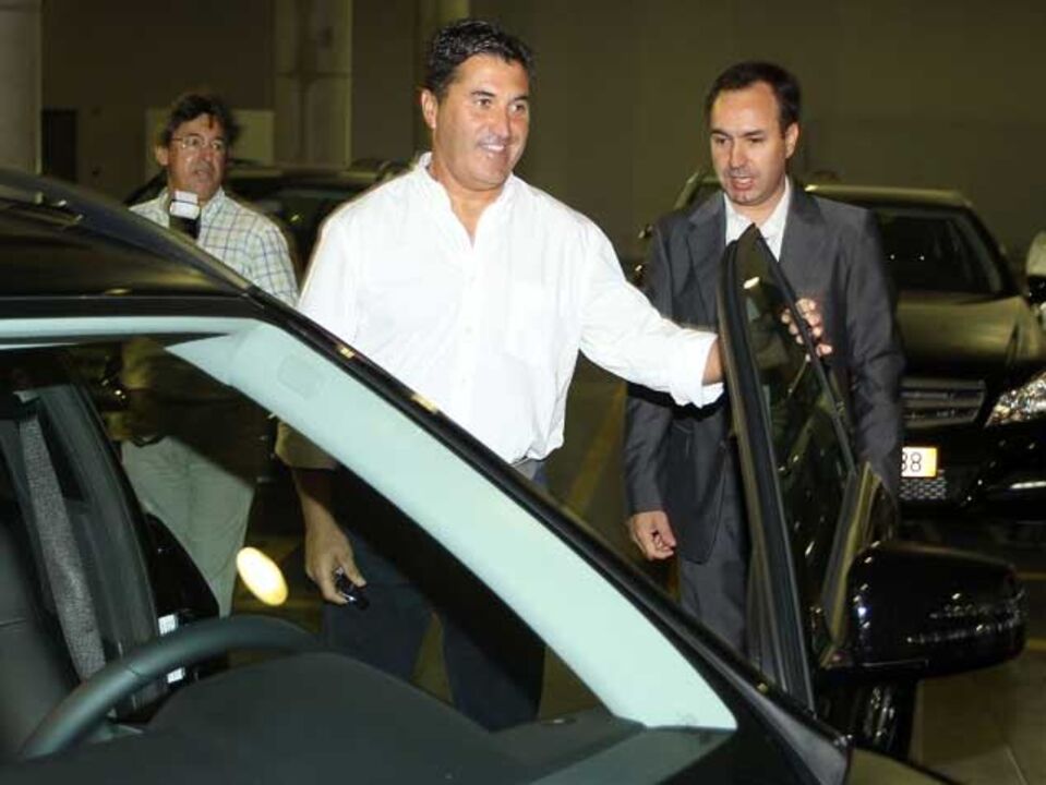 A porta pequena voltou a abrir-se