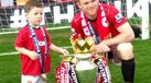 Wayne Rooney celebra título com filho Kai
