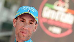 Nibali veste camisola rosa após contrarrelógio