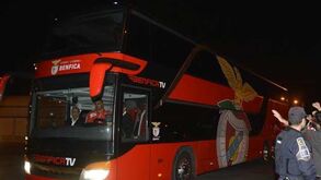 Adeptos recebem equipa com hino do clube