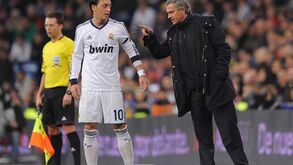 «Mister, nunca terás um filho tão feio como Özil»