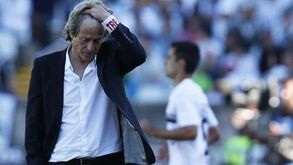 Jesus fechado em casa a pensar no futuro