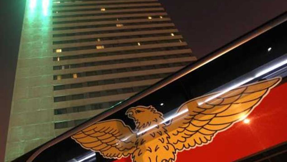 Petardos e fogo-de-artifício junto ao hotel encarnado