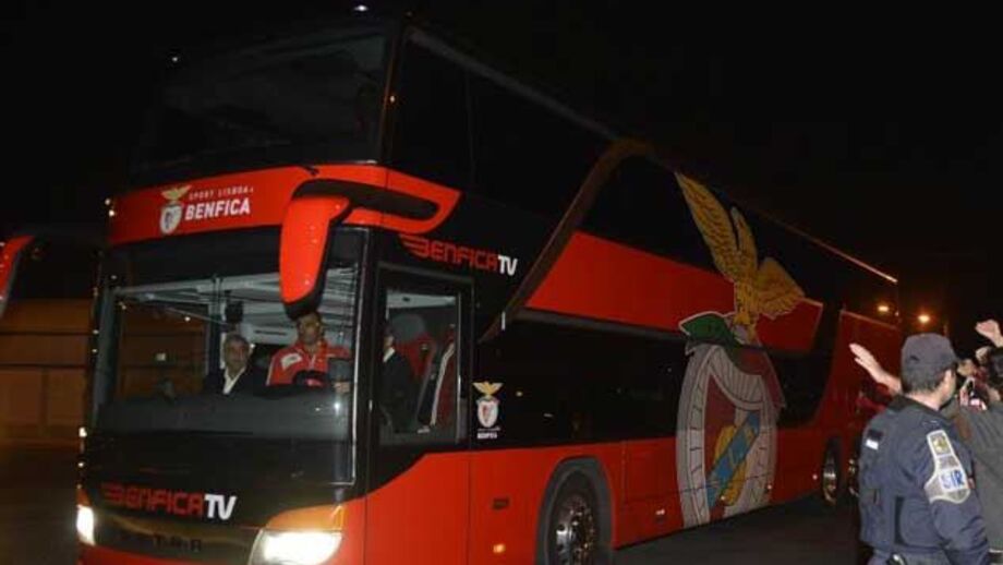 Adeptos recebem equipa com hino do clube