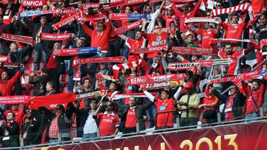 Hino do Benfica "transportou" Luz para o relvado do Arena