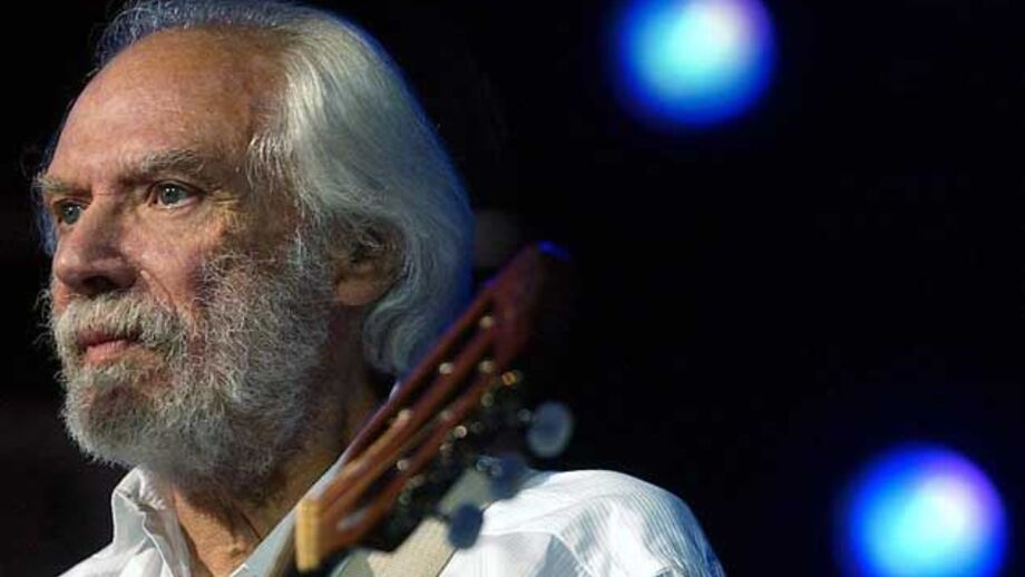 Morreu o cantor francês Georges Moustaki 