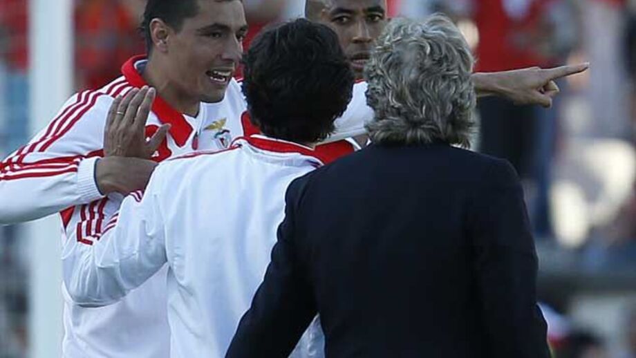 Mão pesada para Cardozo