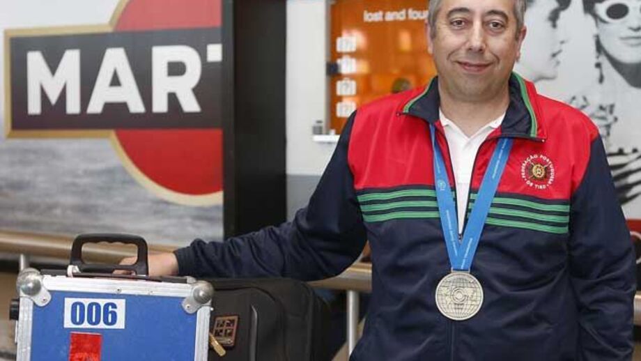 Tiro: João Costa: «Enquanto trabalho eles treinam-se»