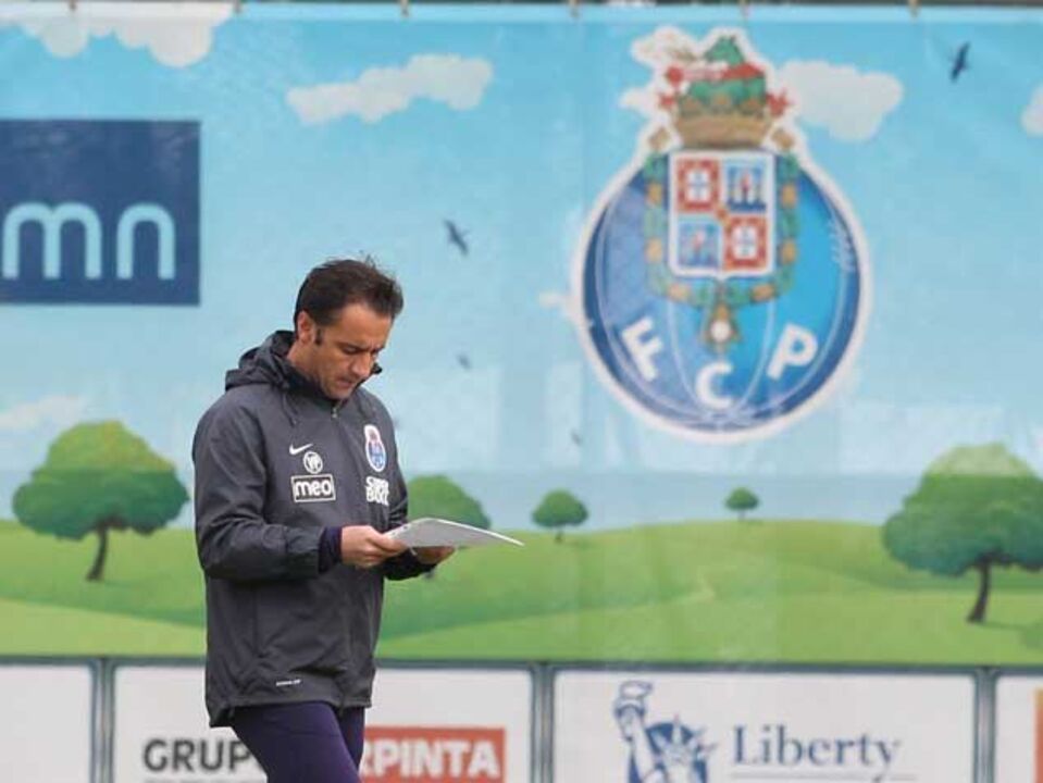 Everton nega Martínez e renasce Vítor Pereira 