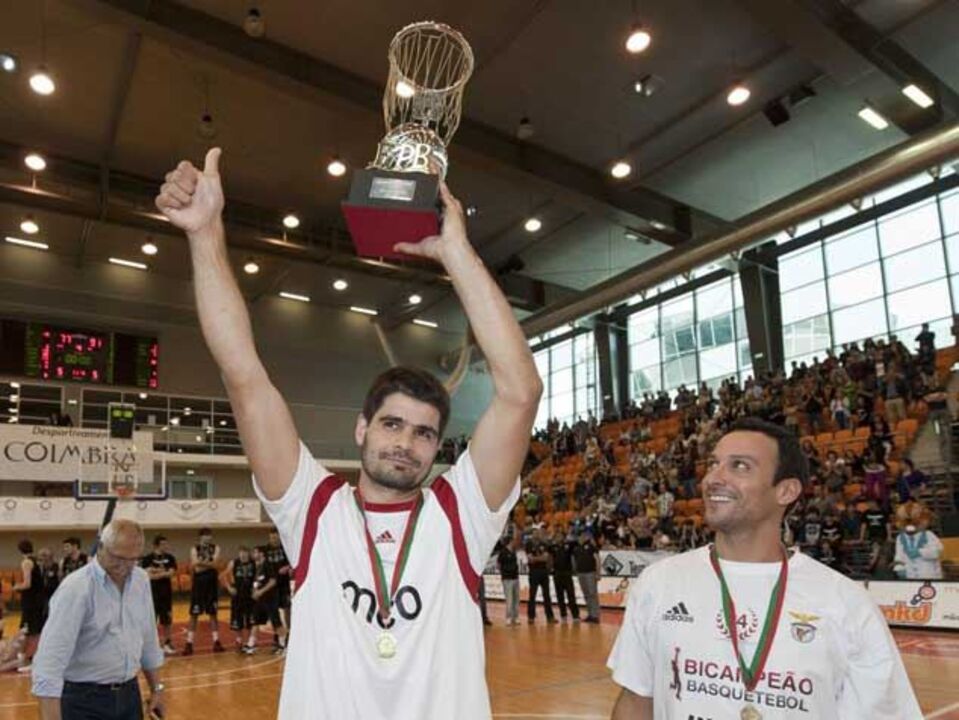 Miguel Minhava sai do basket do Benfica