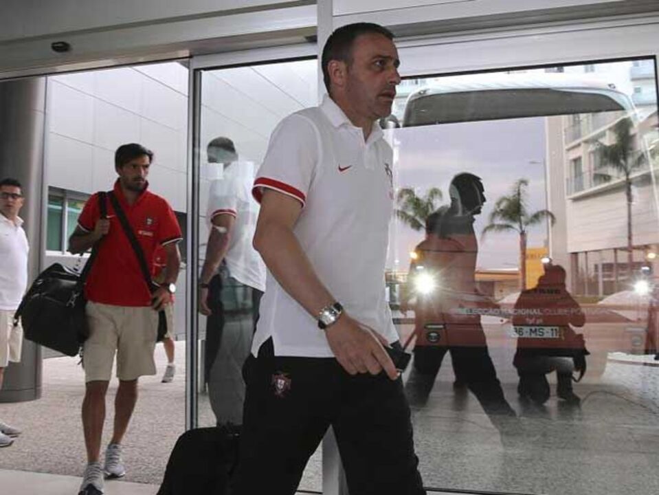 Tristeza e indignação na chegada da Seleção