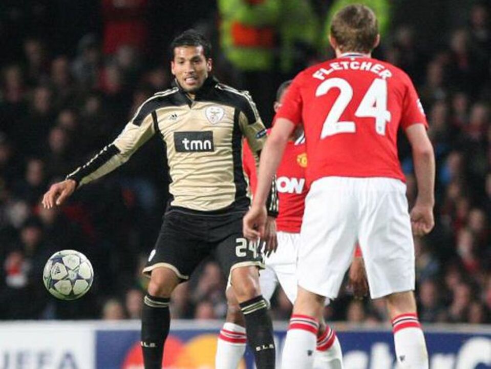 Garay próximo de Old Trafford
