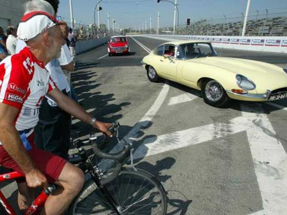 Desfile de carros históricos inicia-se na Boavista